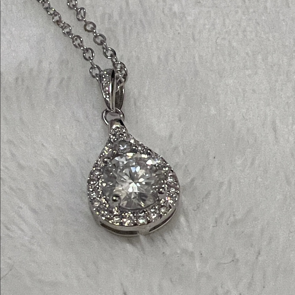 Elegant Silver Teardrop Moissanite 1.0 wanna ct Color D Pendant Necklace - Picture 6 of 7